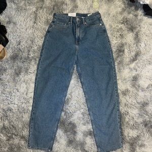 H&M jeans “Loose Mom Jeans, Ultra High Waist, Ankle Length” size 6